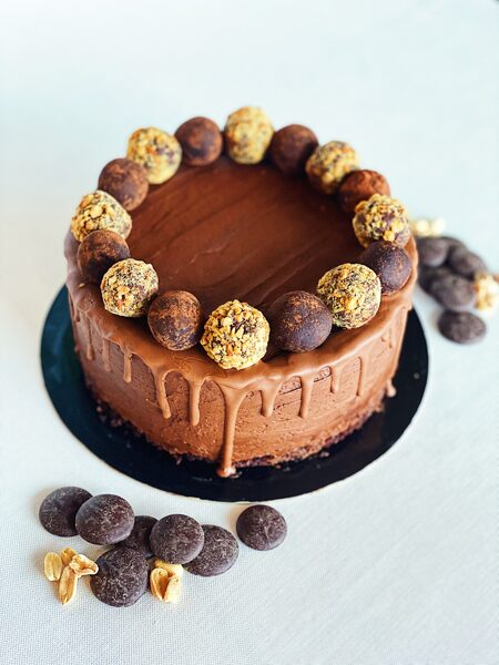 Šokolādes kūka ar sāļo karameli un grauzdētiem zemesriekstiem 35Eur/kg